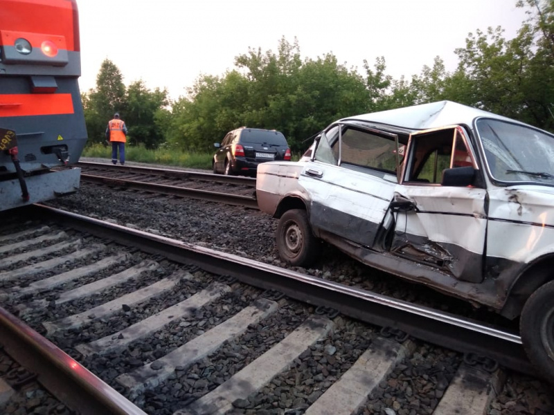 Появилось видео момента столкновения в Кузбассе поезда и ВАЗа, которым управляла пьяная девушка