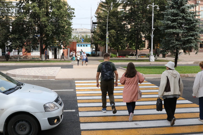 Назвала переход. Островки безопасности Москва. Кемерово пешеходный переход. Островок безопасности для пешехода в Москве. Пешеходный переход Кемерово на дороге.