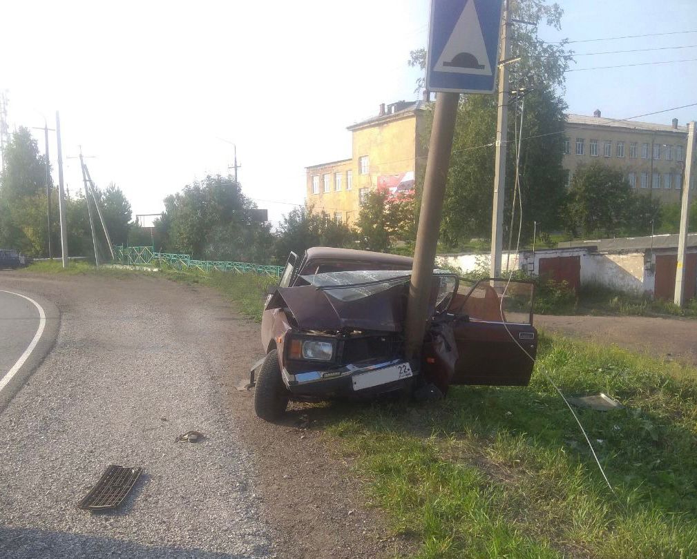 В Кузбассе в жёстком ДТП пострадали шесть человек, в том числе трое детей